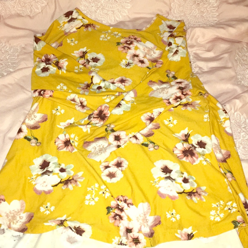 Cute yellow flower middleish longish sleeves!💕